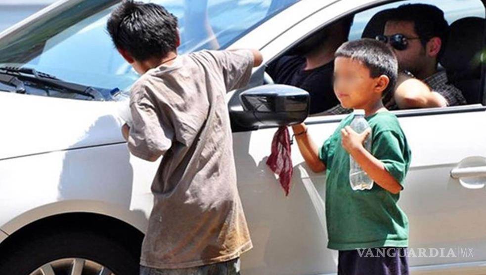 Rescatan de ‘cruceros’ a seis niños por semana; buscan sustento por crisis