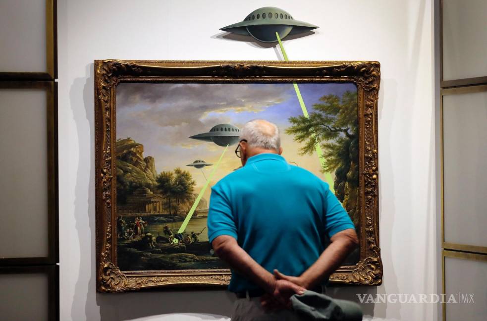 $!Una persona observa el cuadro 'UFO' (OVNI) por el artista británico Banksy durante la exposición 'El Arte de Banksy' en Berlín, Alemania, el 20 de junio de 2017.