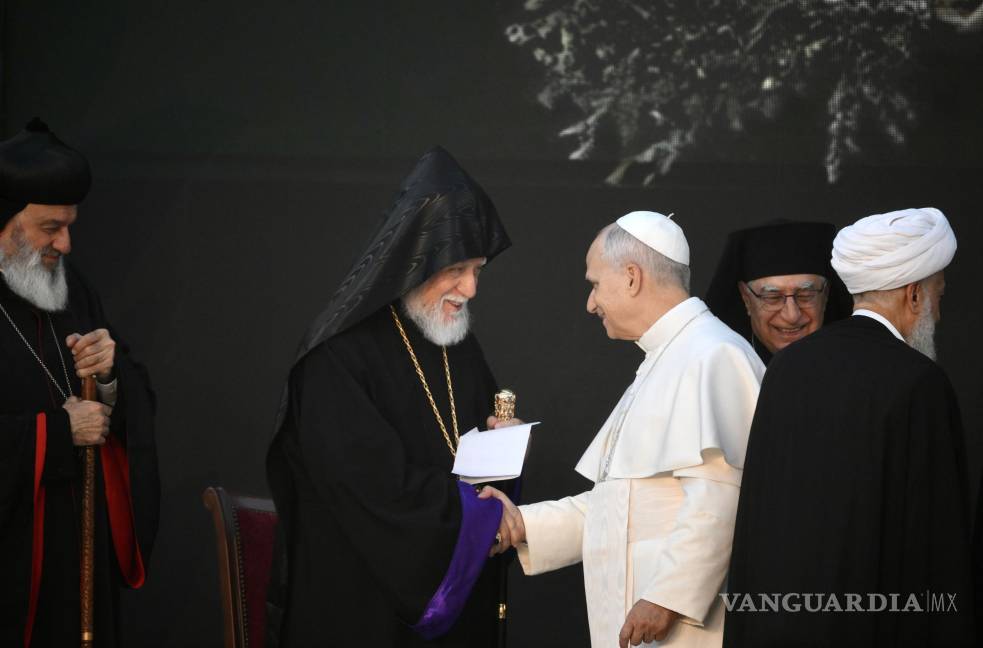 $!El Papa León XIV (3-I) durante un encuentro ecuménico e interreligioso en la Plaza de los Mártires en Beirut, Líbano.