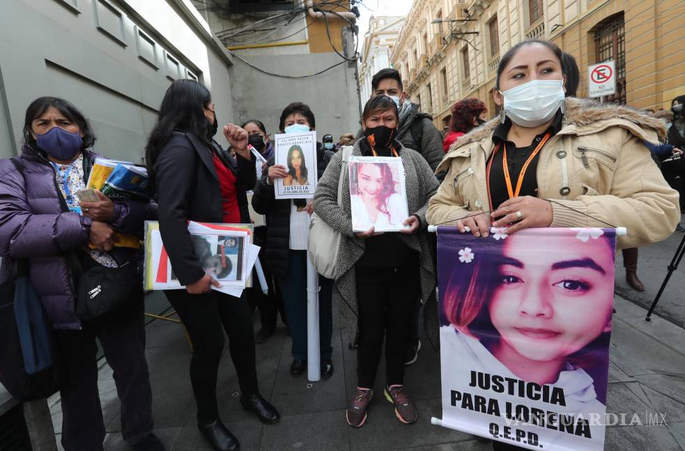 $!Familiares de víctimas de feminicidio y otras organizaciones de defensa de la mujer protestan afuera de la Casa Grande del Pueblo en La Paz, Bolivia.
