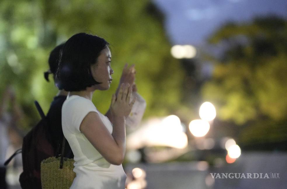 $!Una mujer reza en el Parque Conmemorativo de la Paz. En 1945, EU lanzó dos bombas nucleares sobre las ciudades de Hiroshima y Nagasaki.