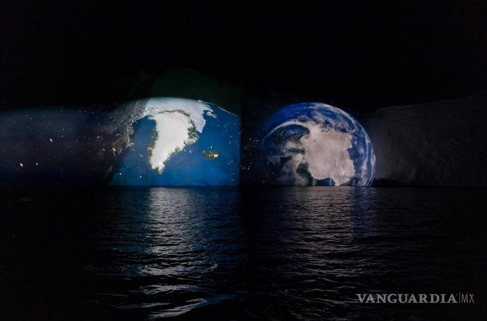 $!Imagen facilitada por Light Art Expeditions muestra un iceberg iluminado como parte de un proyecto del artista de la luz suizo Gerry Hofstetter como monumentos temporales al cambio climático, en el Ártico, en la costa oeste de Groenlandia. EFE/EPA/Frank Schwarbzbach/Light Art Expeditions