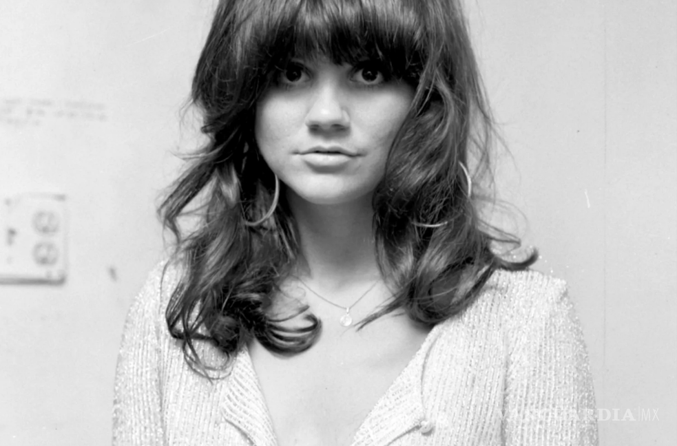 $!Linda Ronstadt, una de las voces más poderosas y versátiles de los años 70 y 80, también enfrentó una triste despedida de su carrera musical.