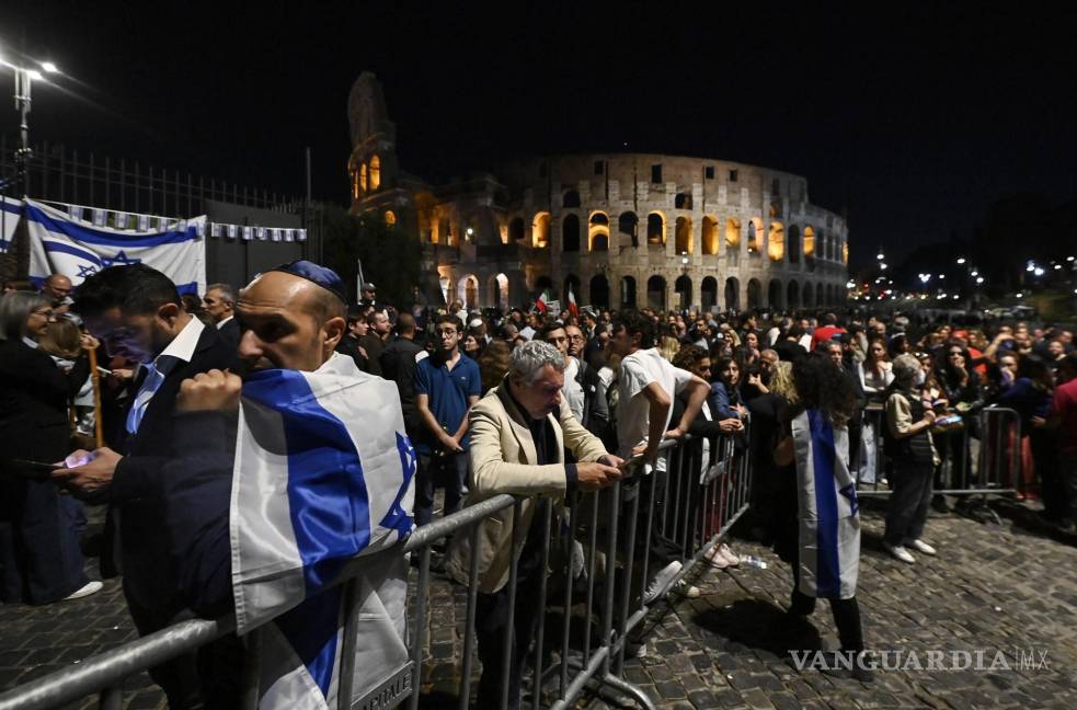 $!La gente participa en una procesión con antorchas organizada por Il Foglio para Israel cerca del Arco di Tito en Roma, Italia.