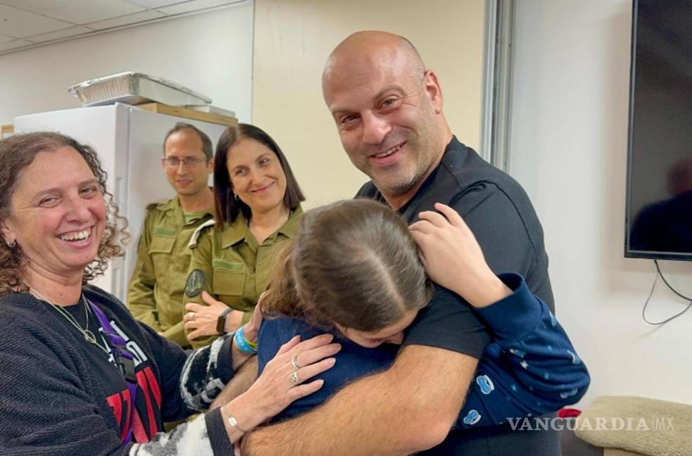 $!En la imagen, la rehén Hila Rotem Shoshani, de 13 años, se reencuentra con su tio en el hospital tras ser liberada el 25 de noviembre.