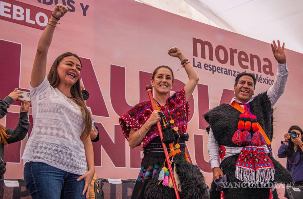 $!La candidata presidencial de Morena, Claudia Sheinbaum (c) durante un encuentro con indígenas maya, tzotzil y tzeltal en Tenejapa, estado de Chiapas (México).
