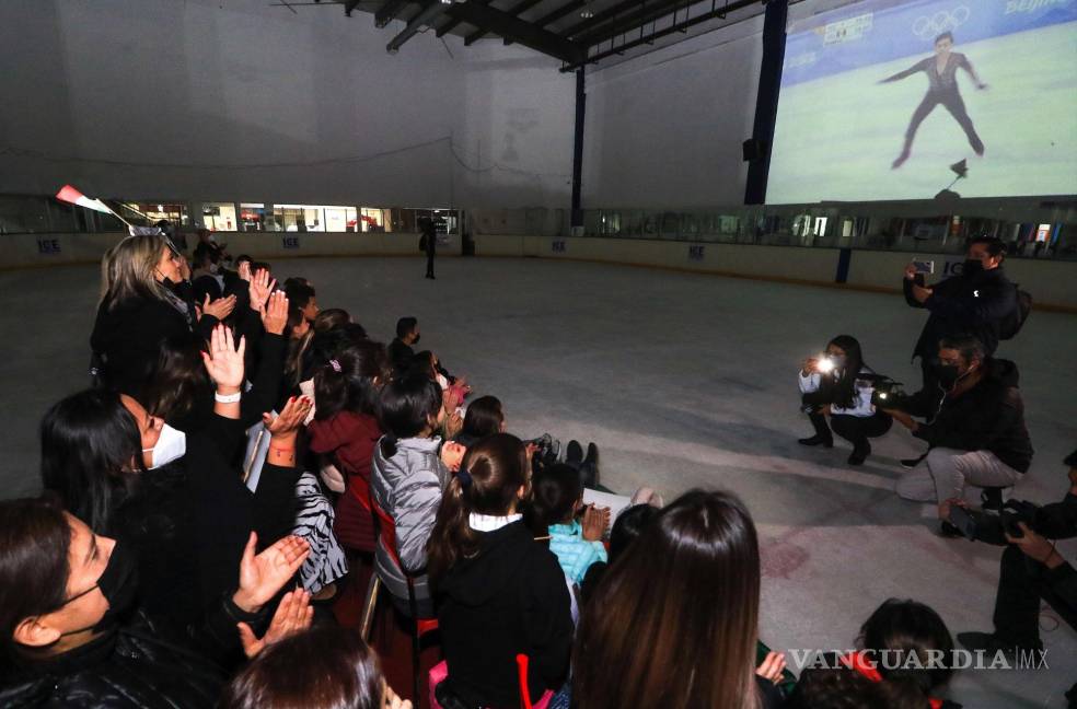 $!Amigos del patinador mexicano Donovan Carrillo se reúnen para ver la actuación del deportista en la final de patinaje artístico en Pekín 2022. EFE/Luis Ramírez