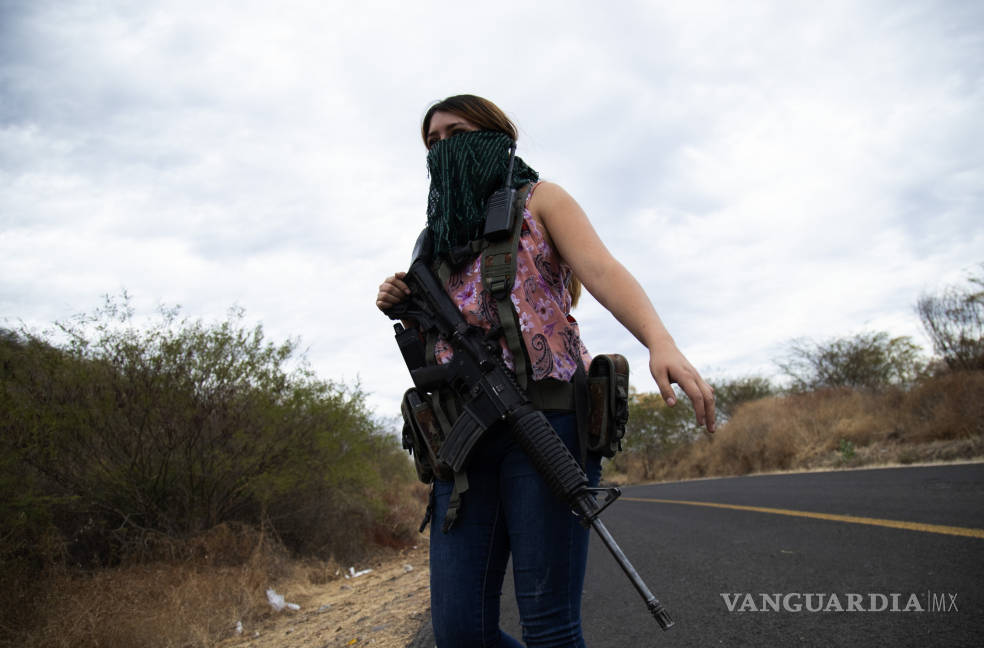 $!Mujeres con bebés en brazos toman las armas para hacer frente a al CJNG y al 'Mencho' en Michoacán