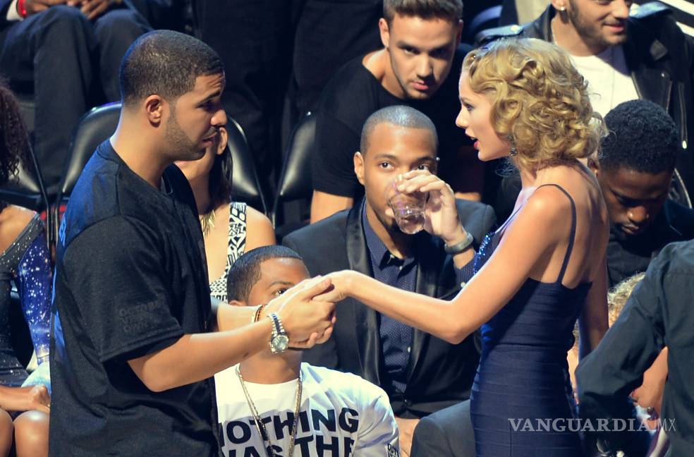 $!Drake canta a Taylor Swift en el gimnasio