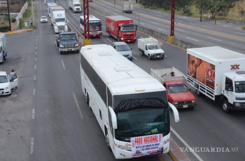 $!Marchan transportistas sobre la carretera Monterrey-Nuevo Laredo; mejores condiciones para el trabajo