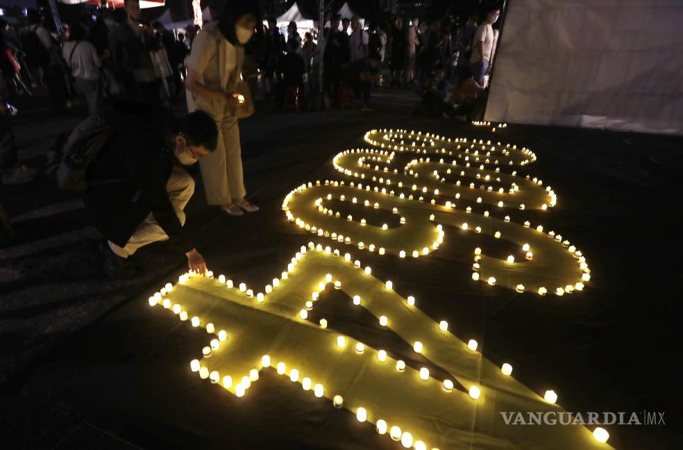 $!Participantes asisten a una vigilia con velas en la Plaza de la Democracia para conmemorar el 36 aniversario de la represión militar china en Taipei, Taiwán.