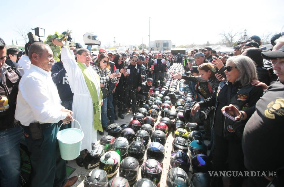 $!El sacerdote José Julio Aretia fue el encargado de la bendición de cascos de miles de motociclistas.