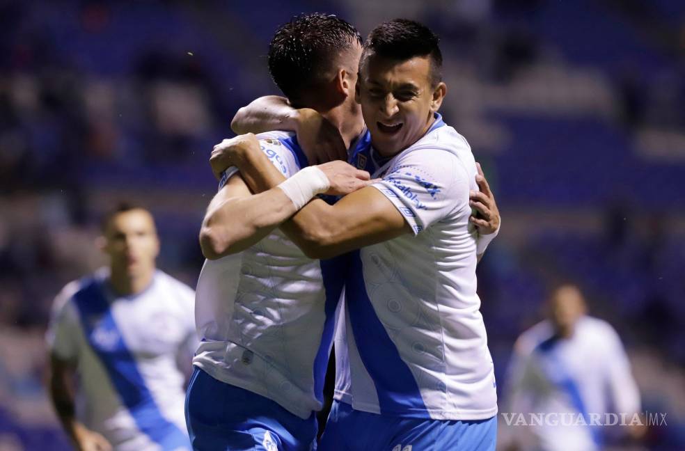 $!Pablo Parra y Daniel Álvarez de Puebla festejan un gol anotado durante un juego del Torneo Grita México Apertura 2021s