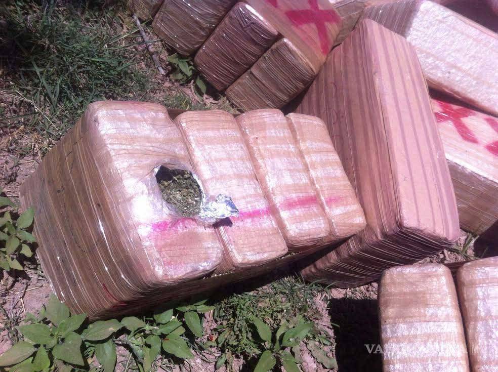$!Vuelca tráiler con 25 toneladas de droga entre Sonora y Sinaloa