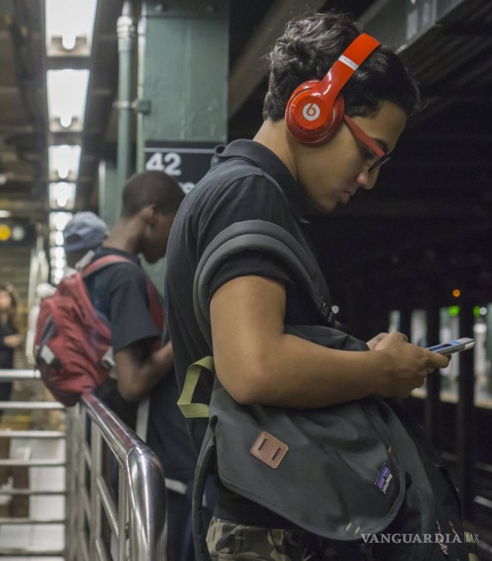 $!Advierten sobre el riesgo del uso de audífonos