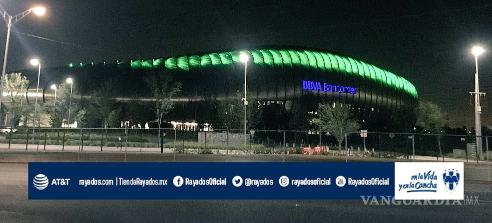$!Monumentos y estadios de fútbol se iluminan de verde en homenaje al Chapecoense (galería)