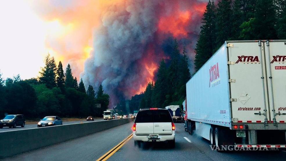$!Evacuan a decenas de personas por incendio en California