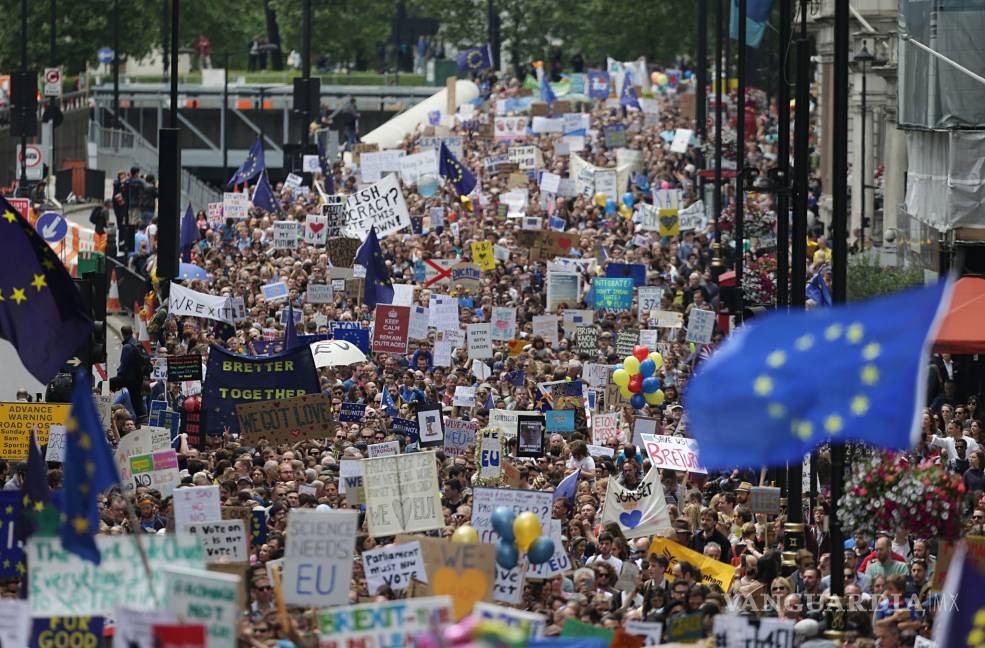 $!Pro europeos participan en la Marcha por Europa en Londres
