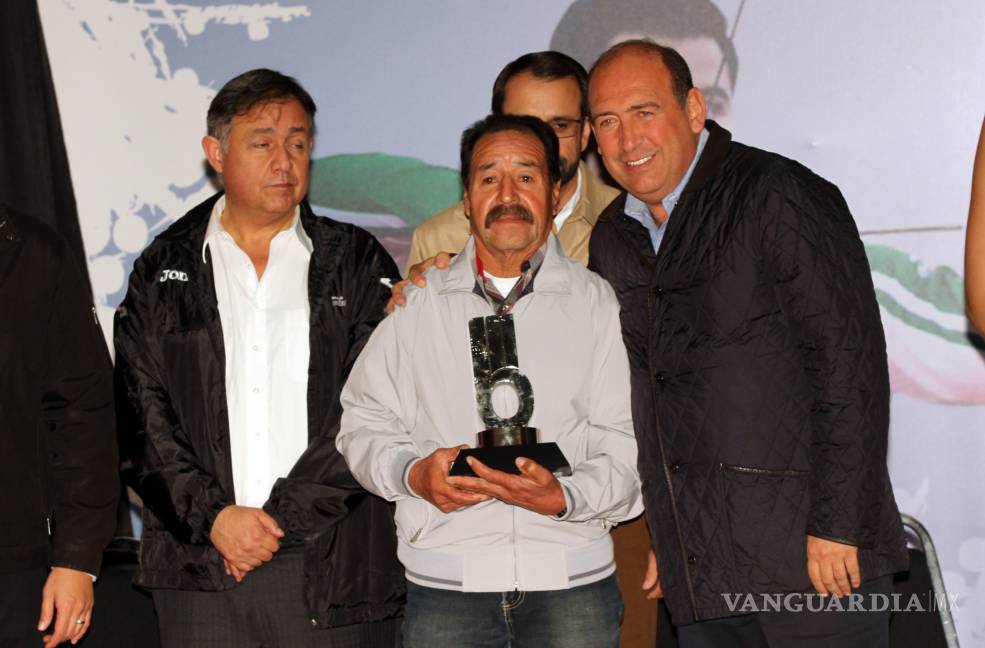 $!Arquero saltillense Iván González recibe el Premio Estatal del Deporte en Coahuila