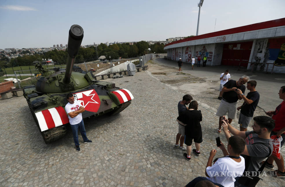 $!Tanque militar fuera de un estadio de fútbol desata polémica en Serbia