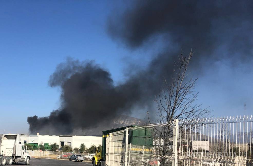 $!Se registra fuerte incendio en parque industrial en Ramos Arizpe