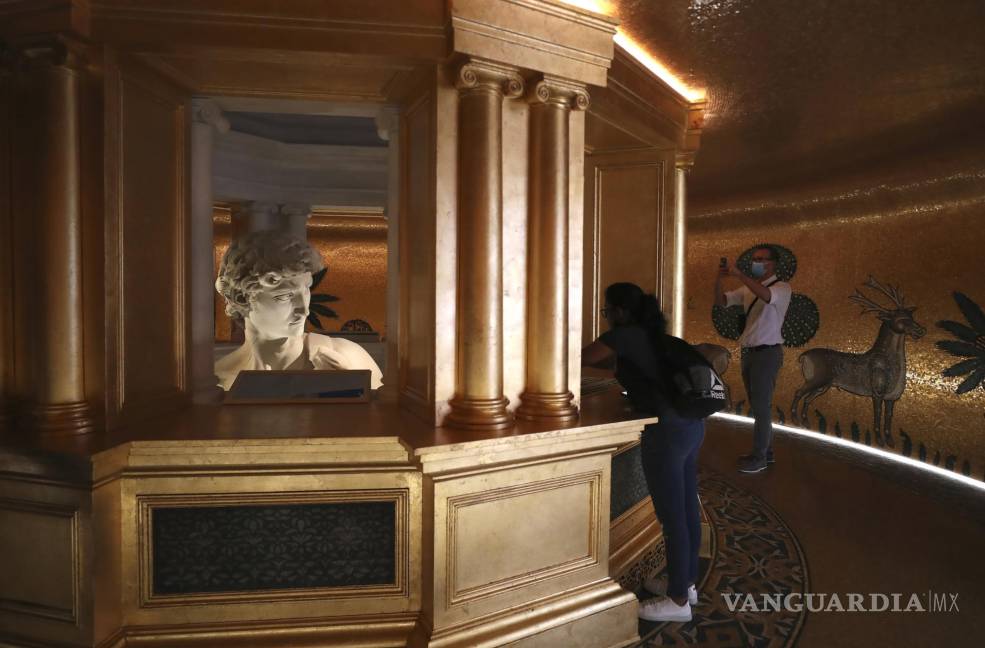 $!En esta foto del 1 de octubre de 2021, una réplica en 3D del David de Miguel Ángel se expone en el pabellón de talia durante la Expo 2020 de Dubái, en los Emiratos Árabes Unidos.AP/Kamran Jebreili