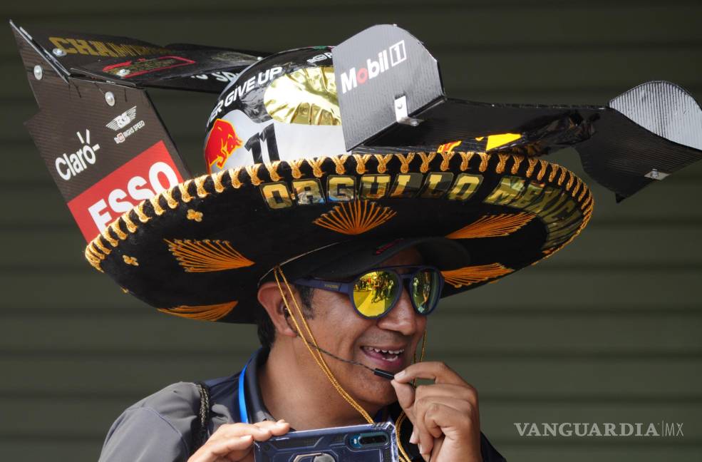 $!Un fan mira la carrera de clasificación del Gran Premio de México de Fórmula Uno en el hipódromo Hermanos Rodríguez en la Ciudad de México.