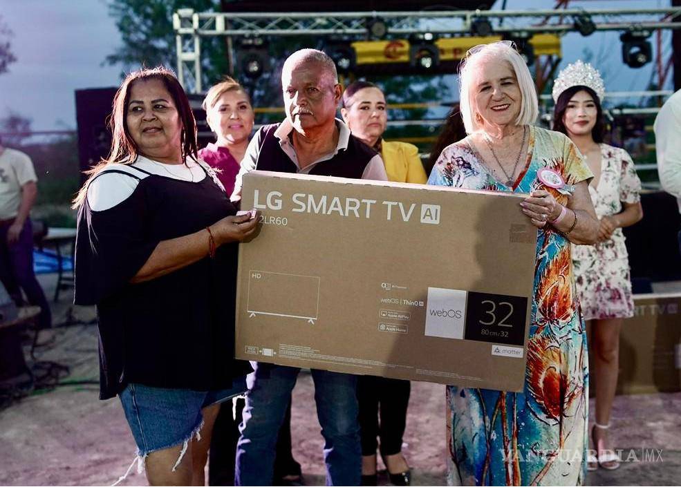 $!Una de las ganadoras de la rifa recibiendo su pantalla. FOTO: CORTESÍA
