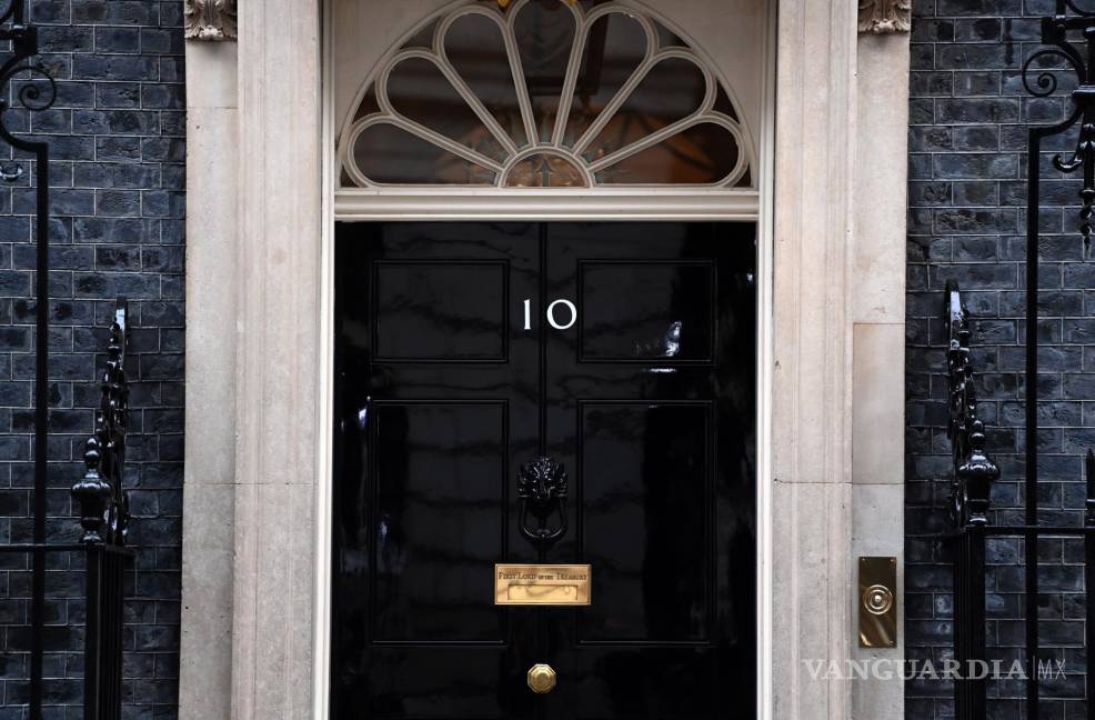 $!Downing Street es la residencia donde vive el primer ministro en Londres, mejor conocida como la puerta con el número 10. FOTO: ANDY RAIN / EFE