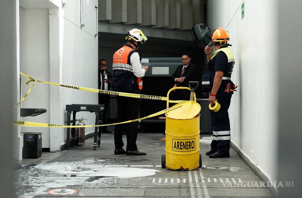 Manifestantes por 43 normalistas de Ayotzinapa lanzan petardos al Senado