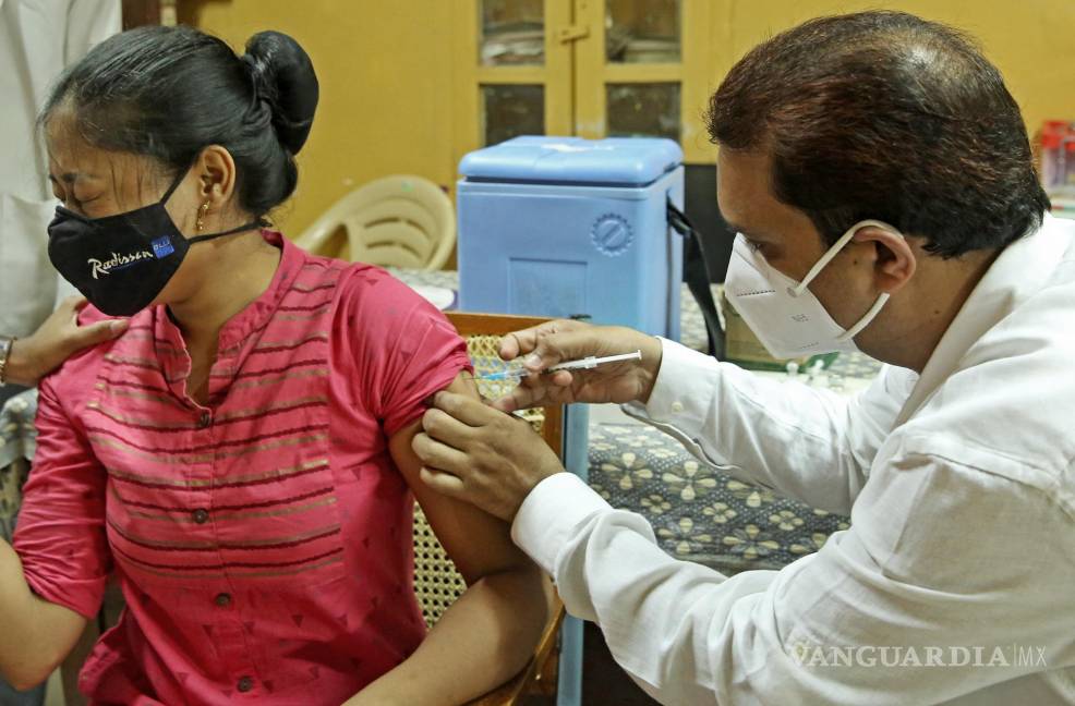 $!Una mujer recibe una inyección de una vacuna contra COVID-19 durante una mega campaña de vacunación, en Bangalore, India. EFE/EPA/Jagadesesh NV