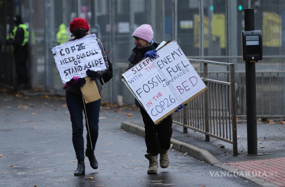 $!Activistas asisten a una manifestación durante la Cumbre del Clima de la ONU COP26 en Glasgow, Escocia. EFE/EPA/Robert Perry