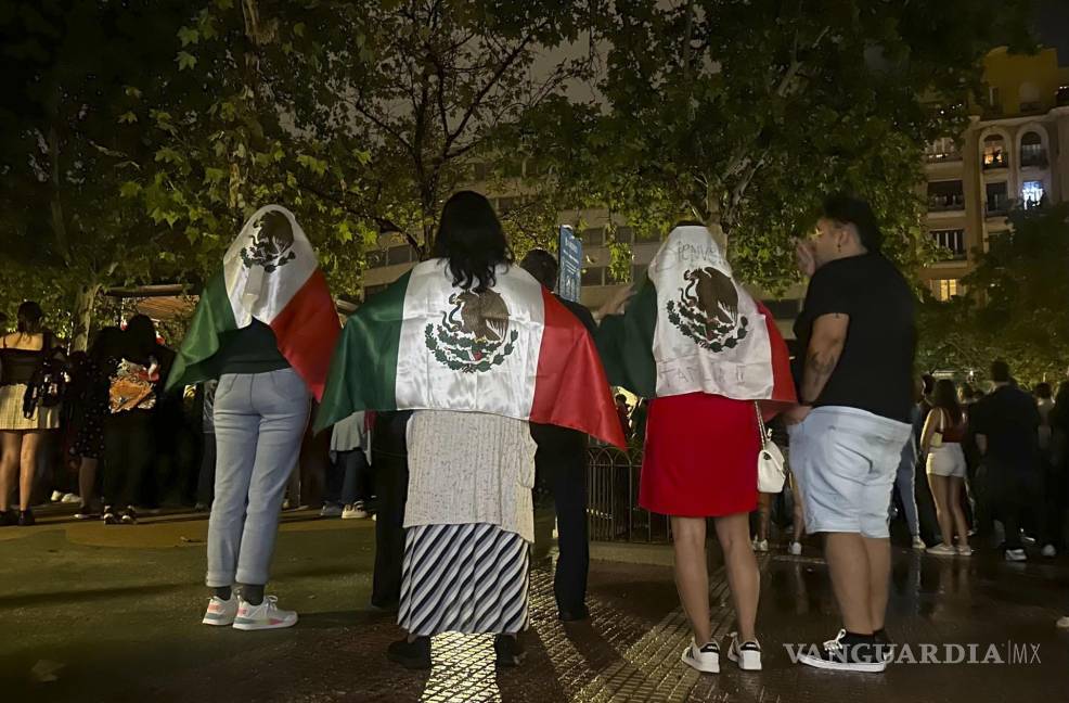$!Personas conmemoran el grito de independencia de México en la plaza de Chamberí de Madrid.