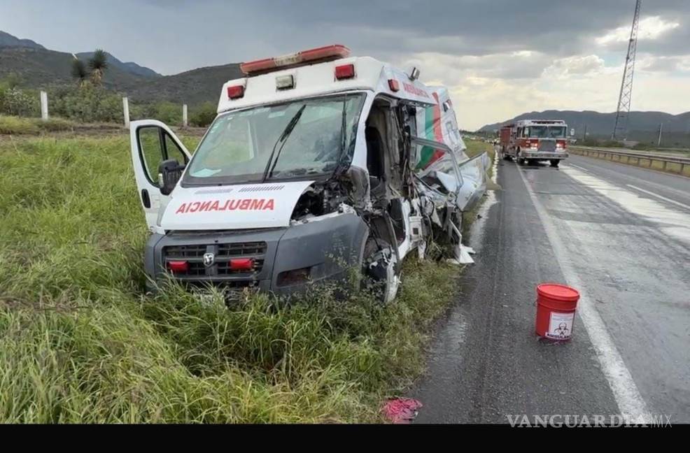 $!El fuerte impacto dejó daños severos en la ambulancia y lesiones a su personal.