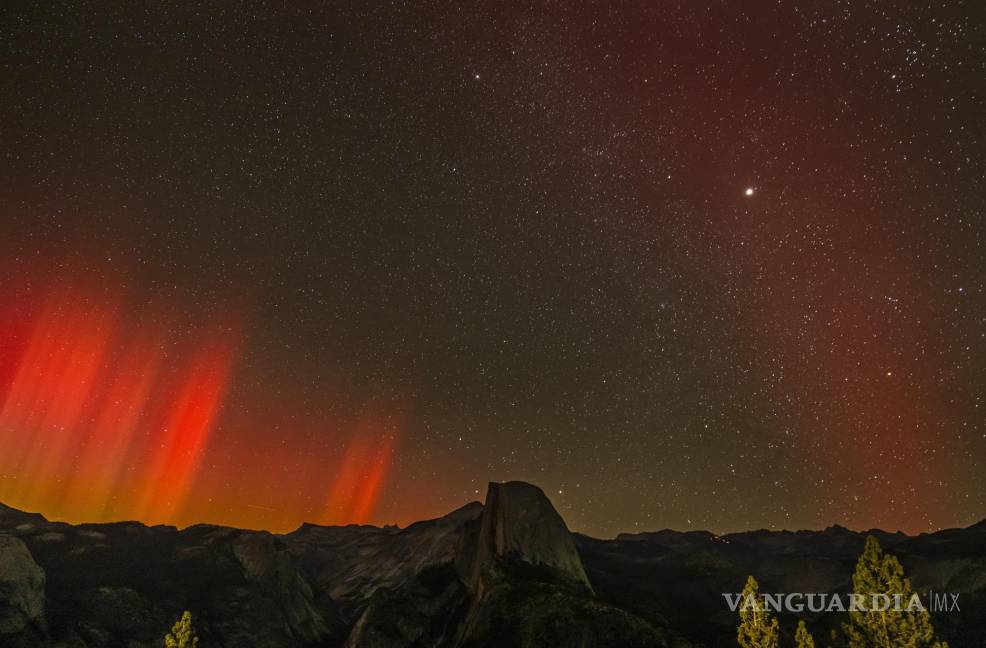 $!Las auroras boreales se vieron con mayor claridad en la parte norte del continente, en imagen el Yosemite National Park, California.