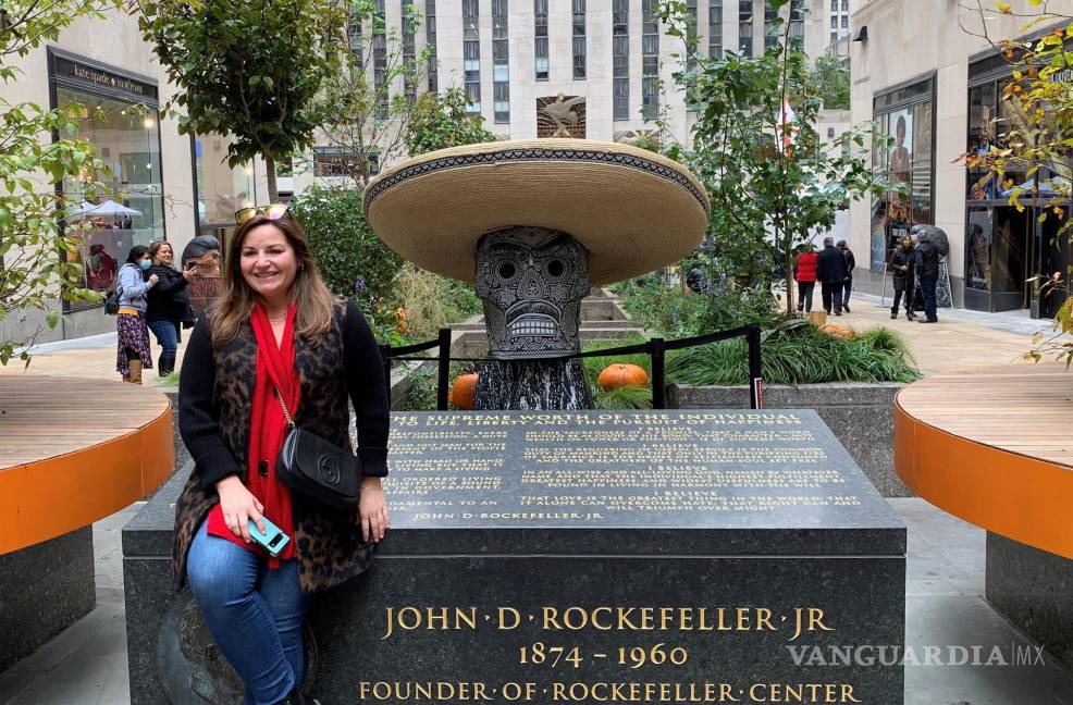 $!Una mujer posa frente a una calavera del Día de los Muertos instalada en una de las plazas del Rockefeller Center en Nueva York. EFE/Helen Cook