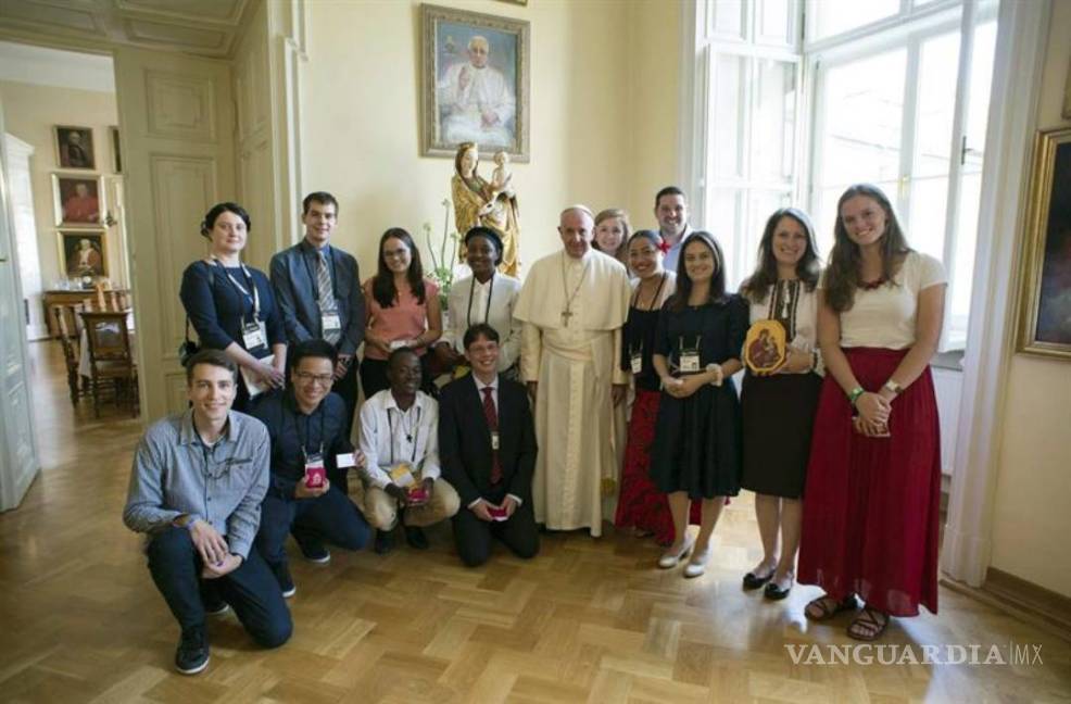 $!En comida íntima el Papa bromea y conversa con jóvenes del mundo