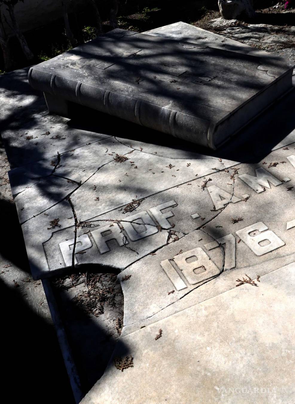 $!Tumba deteriorada de Brigada Jesús Carranza Garza, el Teniente Abelardo Carranza y el Capitán Primero Ignacio Peraldi Carranza.