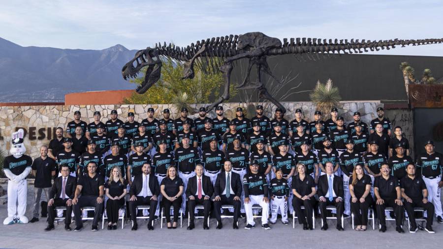 Gala. La foto oficial de los Saraperos de Saltillo rumbo a la Temporada 2022 de la LMB tuvo como escenario el Museo del Desierto en la capital coahuilense.