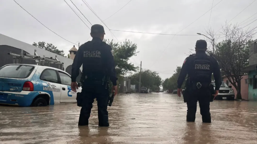 En las recientes jornadas de lluvias, elementos de seguridad y de emergencia apoyaron a automovilistas y habitantes de sectores afectados por inundaciones y escurrimientos.