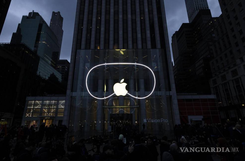 $!El exterior de una Apple Store durante el lanzamiento del nuevo auricular Apple Vision Pro en Nueva York.