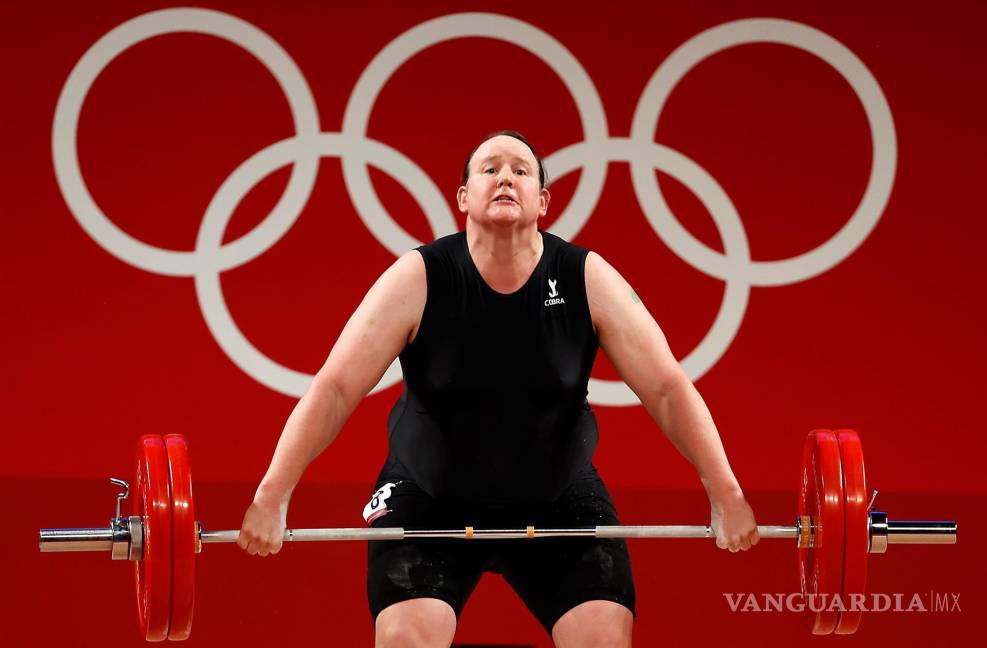 $!Laurel Hubbard de Nueva Zelanda no pudo levantar 120 kg en el primer intento durante inicio de la Medalla de Oro del Grupo A de + 87 kg de Mujeres de los eventos de Halterofilia de los Juegos Olímpicos de Tokio 2020. EFE