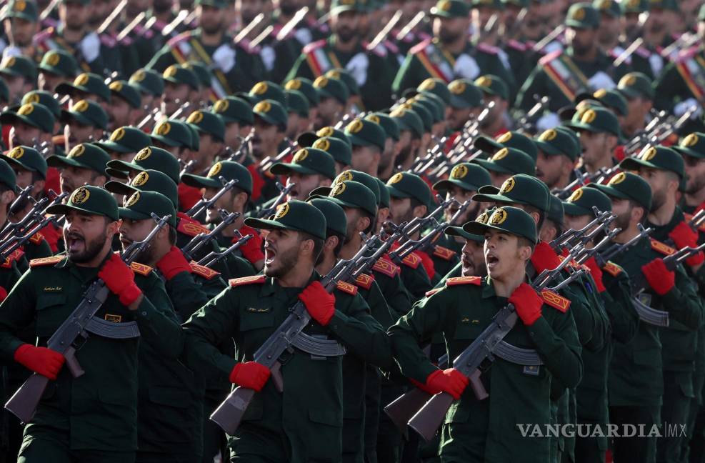 $!Soldados del Cuerpo de la Guardia Revolucionaria de Irán (CGRI) marchan durante el desfile militar en Teherán, Irán.