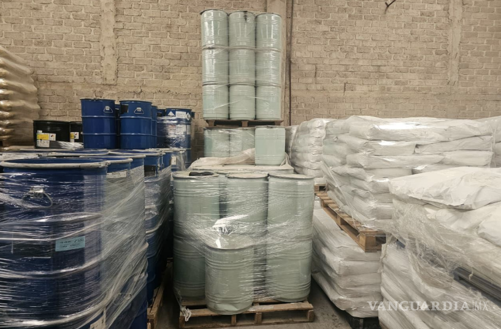 $!Tambos y material químico asegurados durante el operativo federal en una bodega de la ciudad.