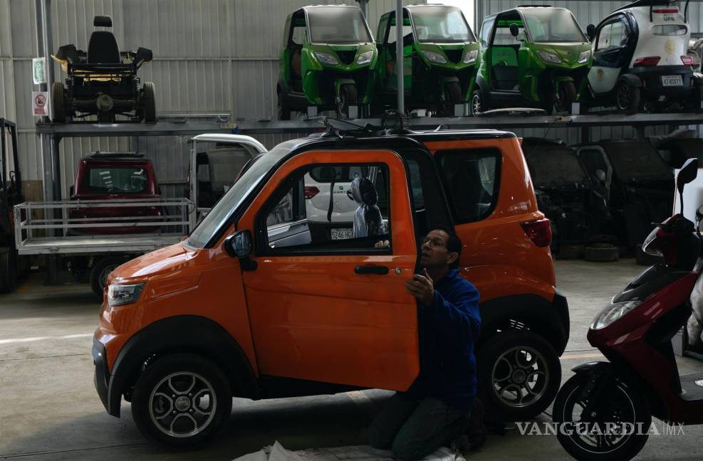 $!Un empleado trabaja en un auto eléctrico Quantum en una fábrica en Cochabamba, Bolivia.