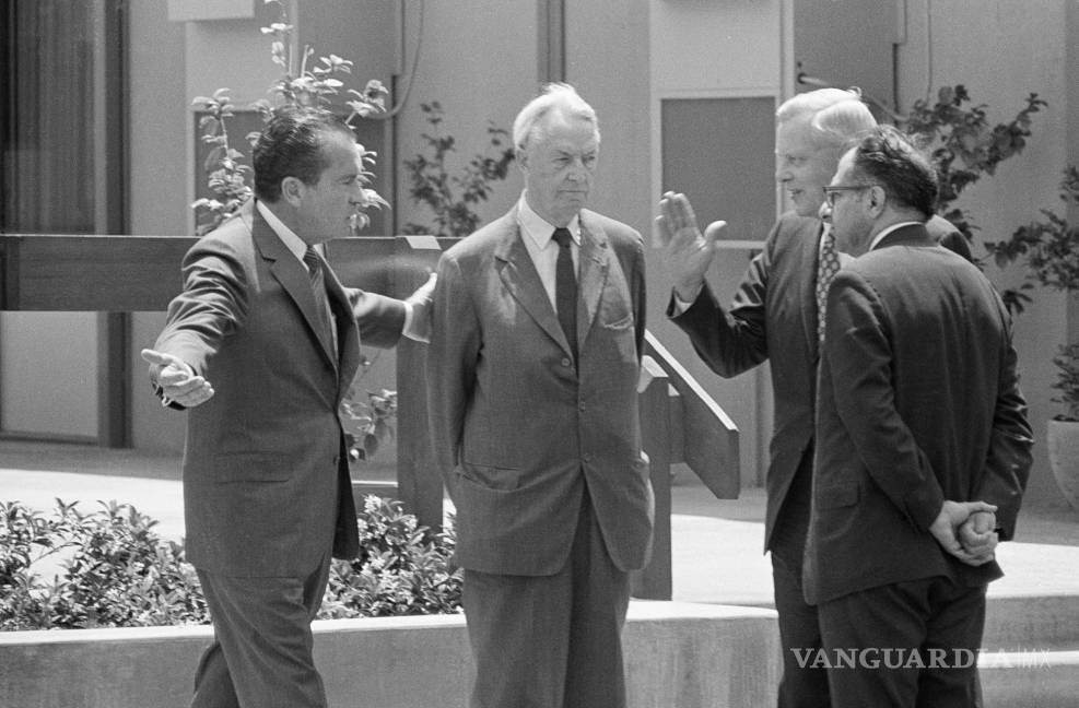 $!El presidente Richard Nixon y el embajador David K. E. Bruce n en la Casa Blanca Occidental después de su reunión en San Clemente, California, el 4 de julio de 1970.