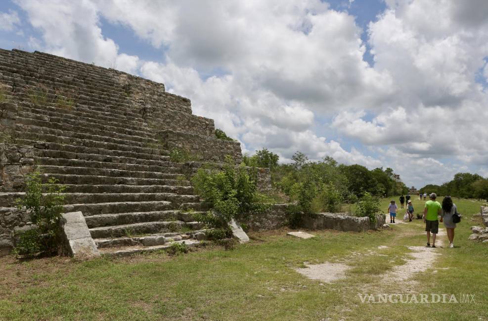 $!Personas visitan la zona arqueológica Dzibilchaltun en el ejido de Chablekal, estado de Yucatán (México).