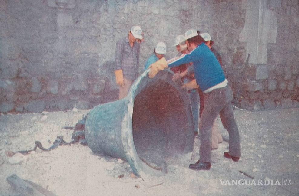 $!La campana se desplomó cuando las cuerdas no pudieron sujetar el peso.