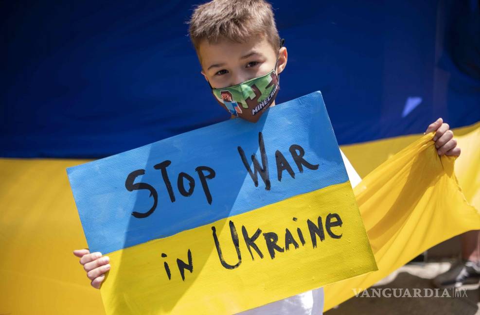 $!Un niño costarricense sostiene un letrero que pide el fin de la guerra en Ucrania.
