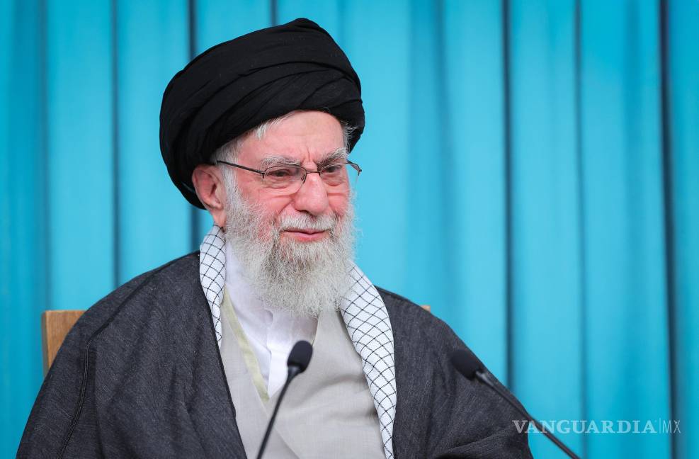 $!El líder supremo iraní, el ayatolá Ali Khamenei, habla en un discurso televisado. El domingo se reimpondrán las sanciones de ONU al país a través del “snapback”.